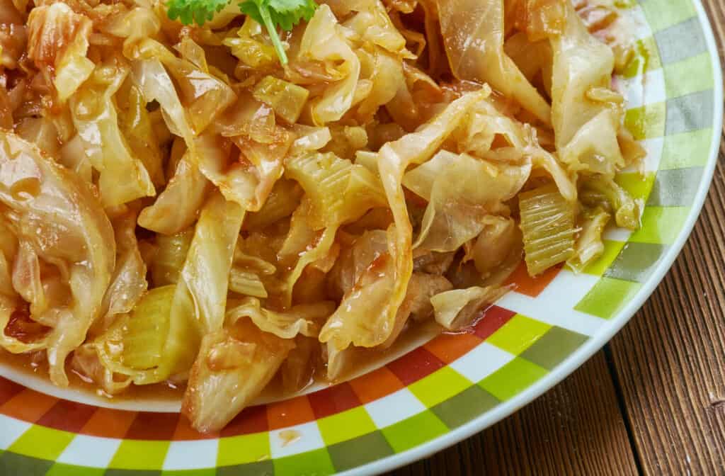 Cabbage sauteed with chicken