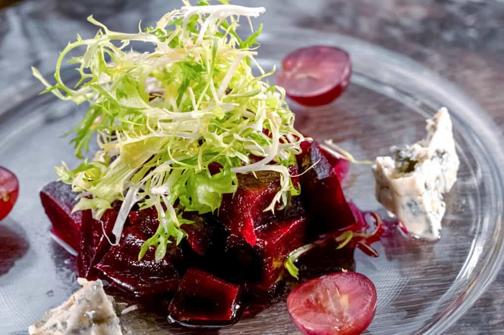Beets with firsee and blue cheese