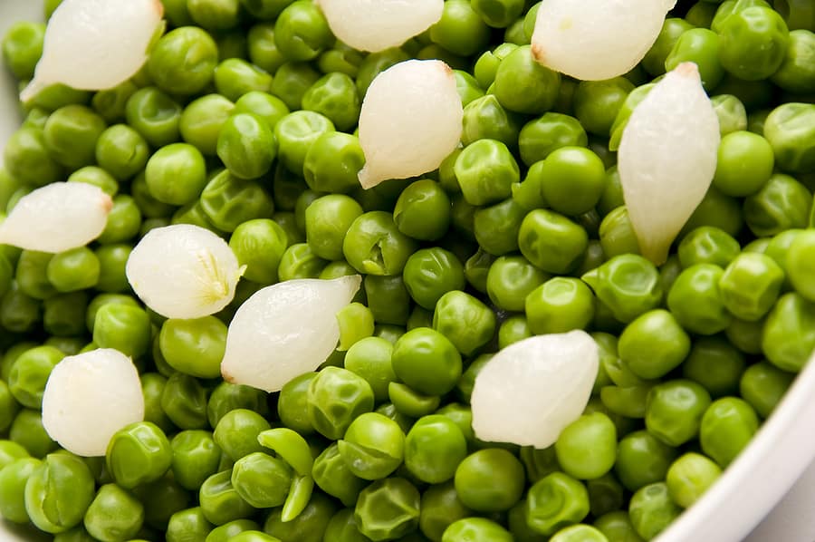 Steamed garden peas and baby onions