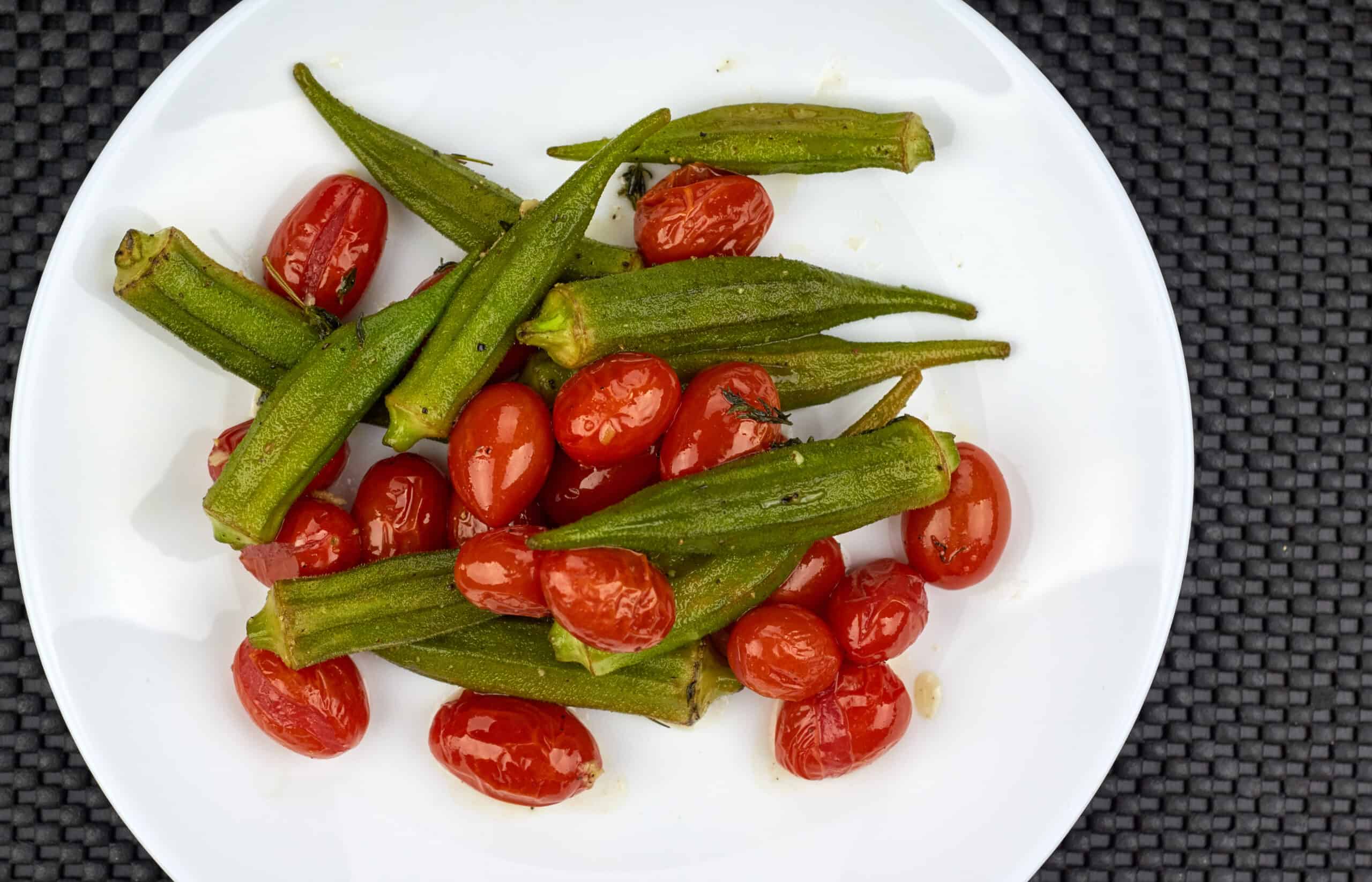 Okra with tomatoes and garlic