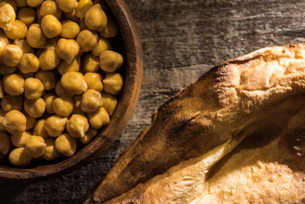 Baked chickpeas with pita bread