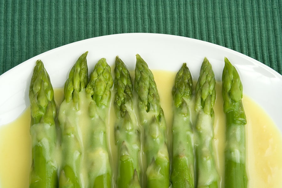 Asparagus and hollandaise sauce