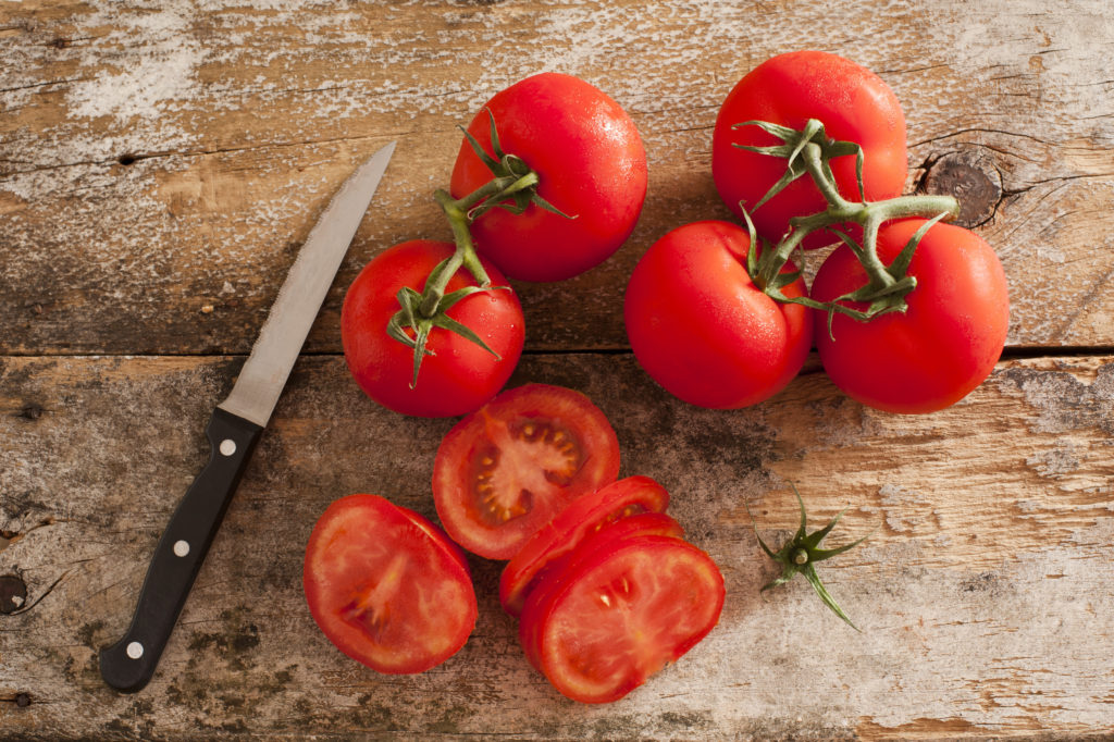 slicing tomatoes