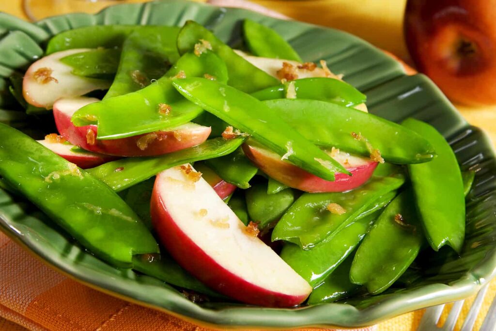 Apple slices and snow peas