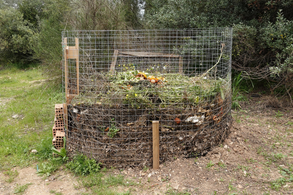 DIY chicken wire compost bin - Thrive