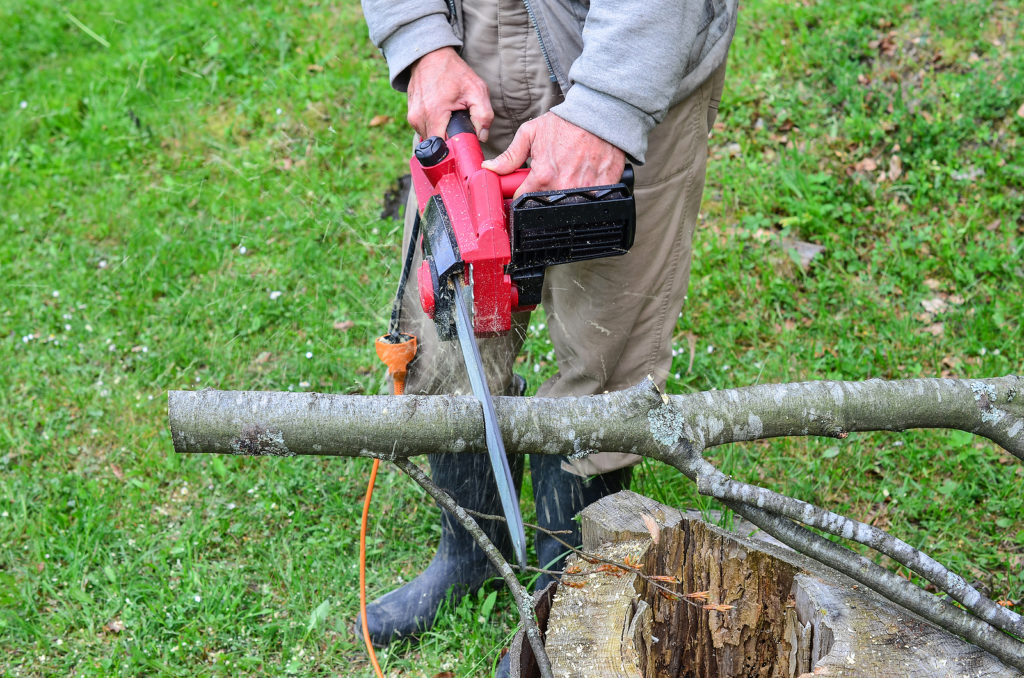 This electric chainsaw has a front hand guard safety feature.