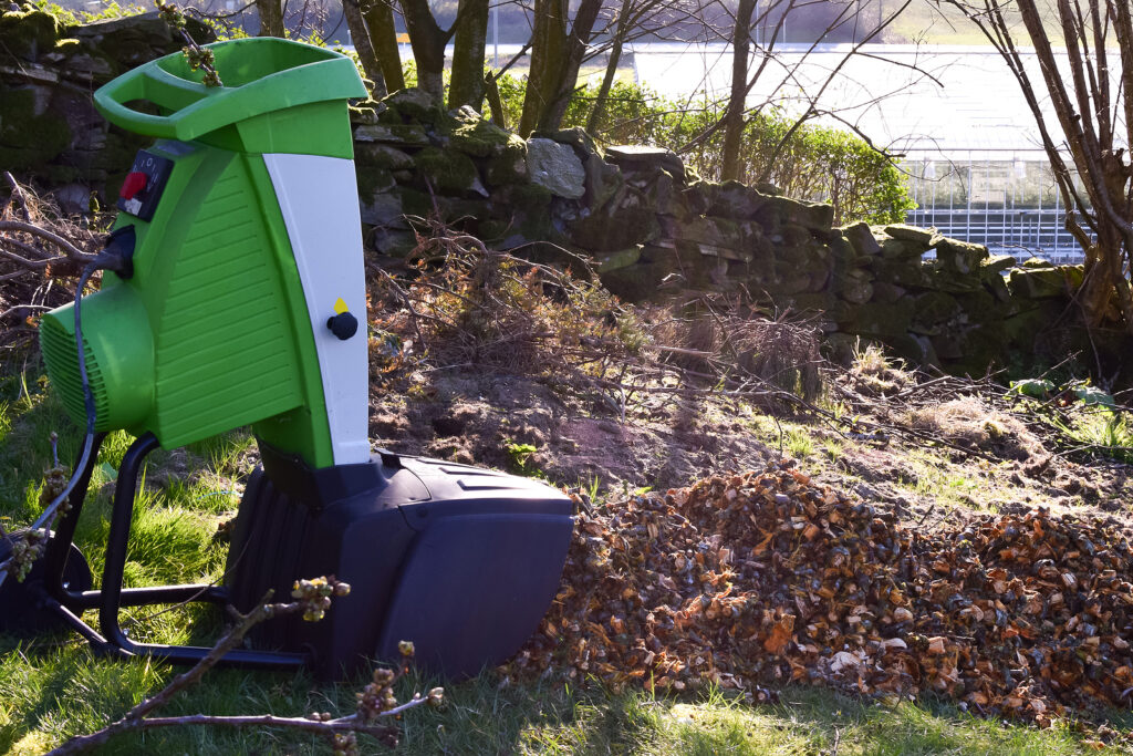 Electric chipper shredder with wheels