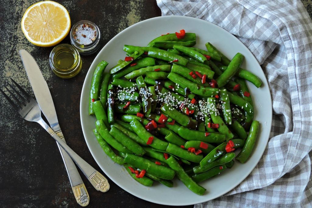 Green peas with chili and sesame. 